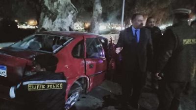 إصابة شخصين في تصادم سيارة بعمود إنارة بأسيوط (صور)