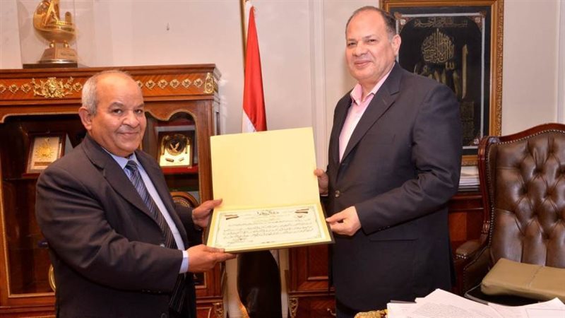 محافظ أسيوط يكرم