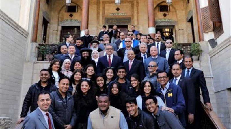 العناني يلتقي زائري