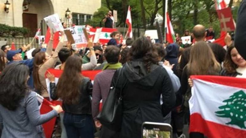 احتجاجات أمام البرلمان