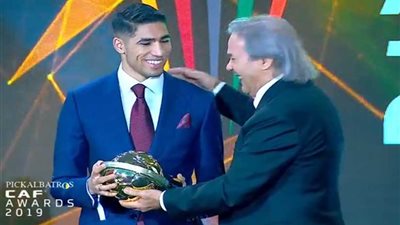 رسميا.. أشرف حكيمي أفضل لاعب شاب في إفريقيا