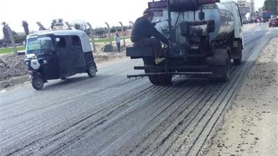 بدء رصف طريقي جسر ترعة النوبارية بكوم حمادة