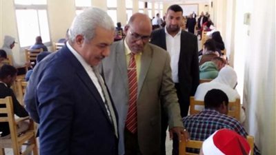نائب رئيس جامعة الأزهر يتفقد لجان الدراسات الإسلامية بنين بأسوان