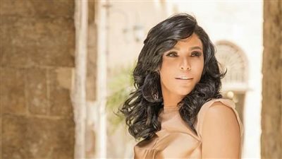 المطربة أمينة تستضيف النجوم في أغنية 