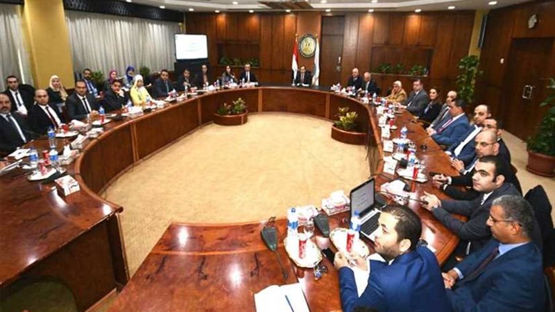 وزير البترول يلتقى