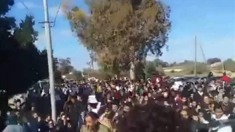 بالفيديو.. متظاهرون