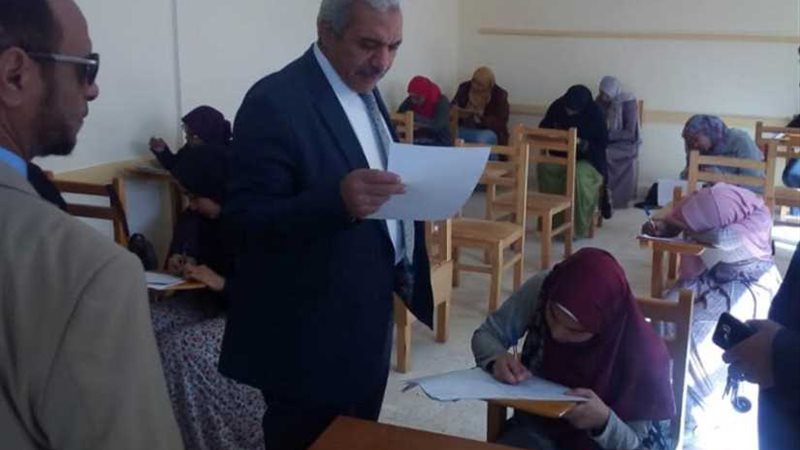 صديق يتفقد امتحانات