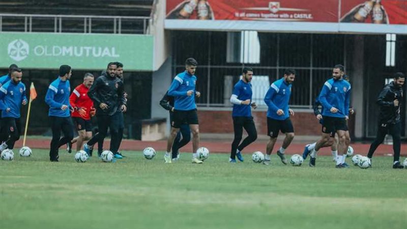 الأهلي يكتفي بـ30