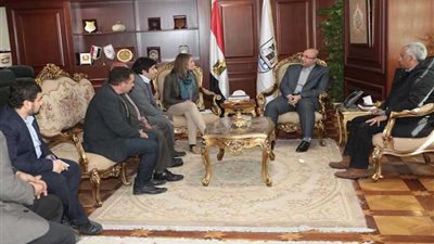 محافظ بني سويف يلتقي مسؤولي تطوير التعليم بالوكالة الأمريكية