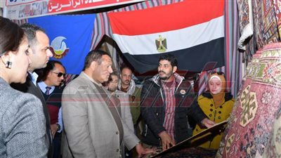 محافظ البحيرة يتفقد مشروع المرأة المُعيلة لصناعة السجاد اليدوي