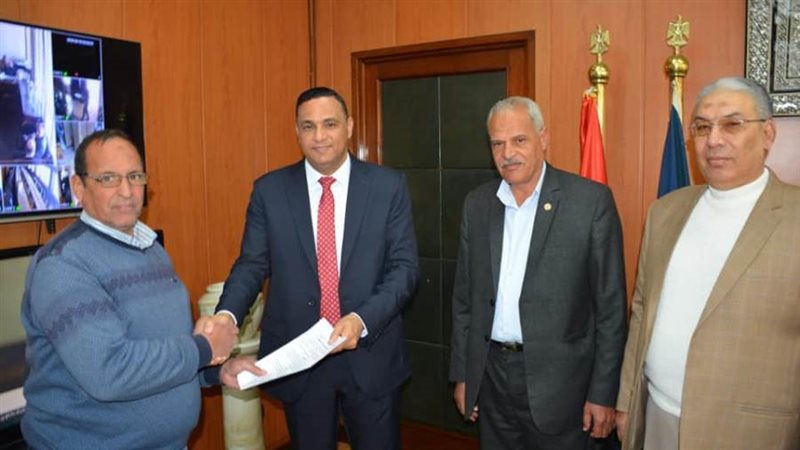 تسليم العقود