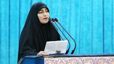 حاملة السلاح.. ابنة قاسم سليماني توجه رسالة باللغة العربية