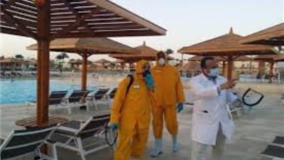  تطهير وتعقيم الفنادق والمنشآت السياحية في خليج مكادي بالبحر الأحمر