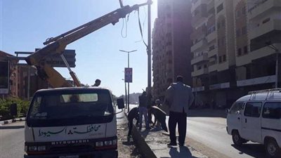 محافظ أسيوط يوجه بصيانة وتركيب كشافات الإنارة