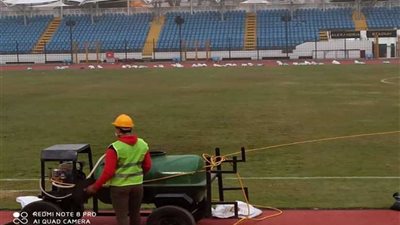 صيانة أرضية ملعب استاد الإسكندرية الدولي لاستقبال المباريات