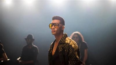 محمد رمضان يحتفل بعيد الأم تحت قدم والدته 