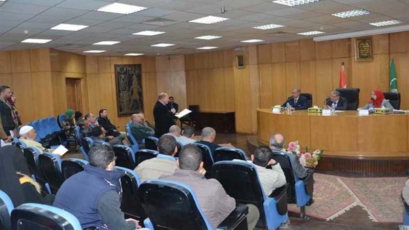 محافظ المنيا يستمع