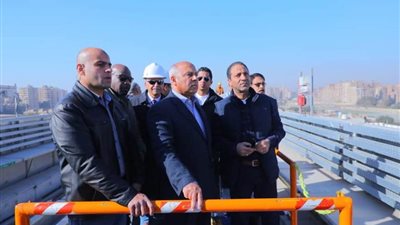 وزير النقل يتابع تنفيذ مشروع القطار الكهربائي 
