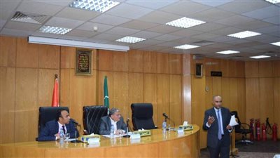 موجها الشكر لجميع الفرق الطبية بالمستشفيات .. محافظ المنيا يناشد المواطنين بالبقاء في منازلهم 