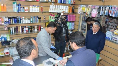 محافظ المنيا يتابع تنفيذ قرار إغلاق المطاعم والمقاهي ويحرر مخالفة لصيدلية