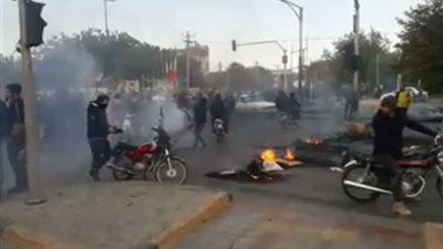 الشرطة الإيرانية تتصدى للمتظاهرين