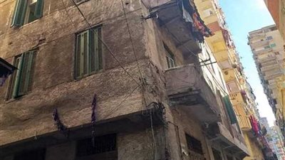 سقوط أجزاء من عقارين بمحرم بك