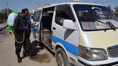 فرق جامعة بني سويف تعقم سيارات الميكروباص ضد فيروس كورونا