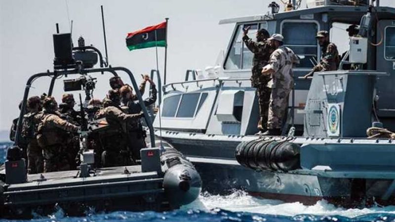 البحرية الليبية تجبر