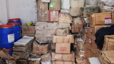 ضبط سلع مجهولة المصدر بمصنع في الإسكندرية