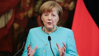 ميركل تشدد على حظر اجتماع أكثر من شخصين 