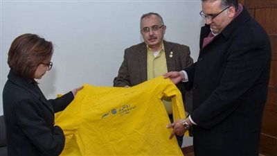 روتاري فاروس يهدي مستشفيات الإسكندرية ١٠٠ بدلة واقية