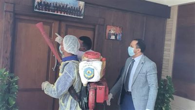 رئيس جامعة دمنهور يتابع أعمال التطهير والتعقيم بالمنشآت