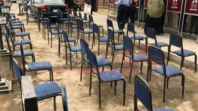 شباب سمالوط يستأجرون كراسي وينظمون صرف المرتبات