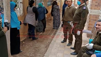 فتح مراكز الشباب بالمنيا لصرف المعاشات لتقليل الزحام.. صور