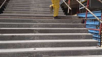 بالصور.. تحالف “المقاولون – أوراسكوم“ يبدأ تعقيم مترو الأنفاق