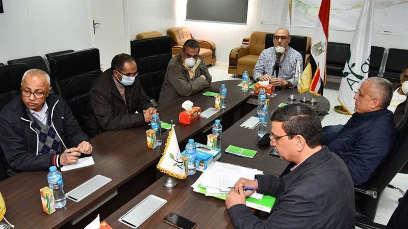 وزير الاسكان مرتديا