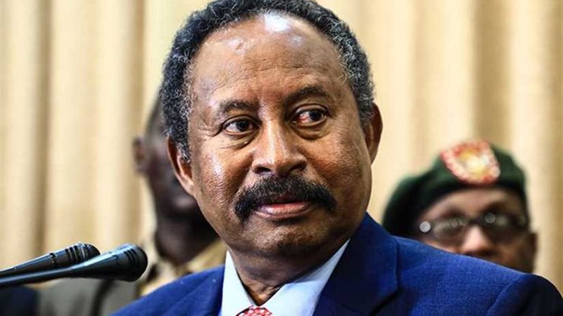 السودان.. حمدوك يعلق
