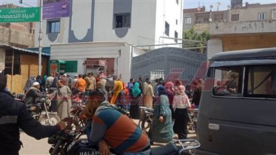 الباجور تتحدى كورونا.. زحام على منافذ شرائح التابلت..(صور)