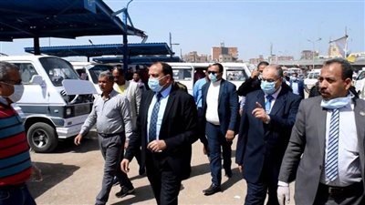 فرق جامعة بني سويف تعقم مواقف السيارات   