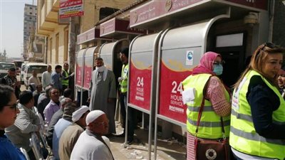 مستقبل وطن بالمنيا يعقم ماكينات صرف المرتبات 