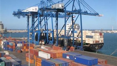 ميناء دمياط يستقبل 12 سفينة