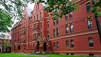 رئيس جامعة هارفارد يعلن إصابته وزوجته بكورونا