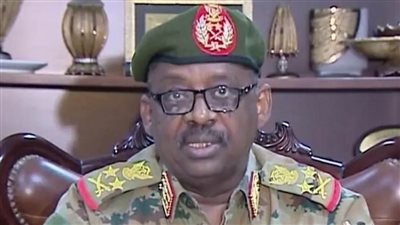 أداء صلاة الجنازة على جثمان وزير الدفاع السوداني في جوبا