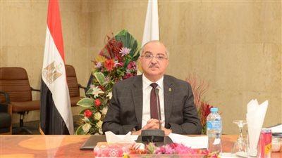 رئيس جامعة أسيوط يدعو المجتمع لدعم المستشفيات الجامعية