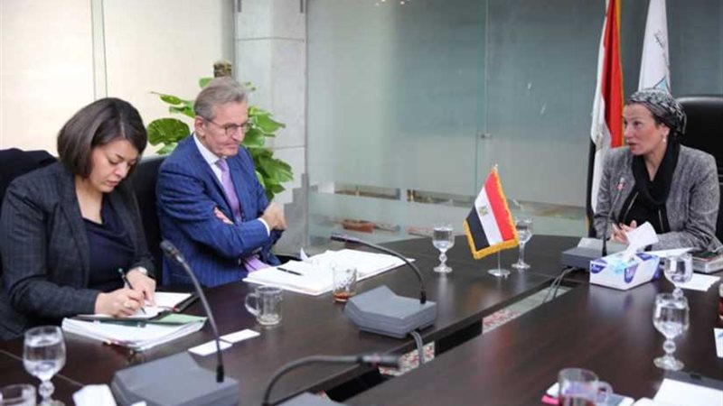 وزيرة البيئة تناقش