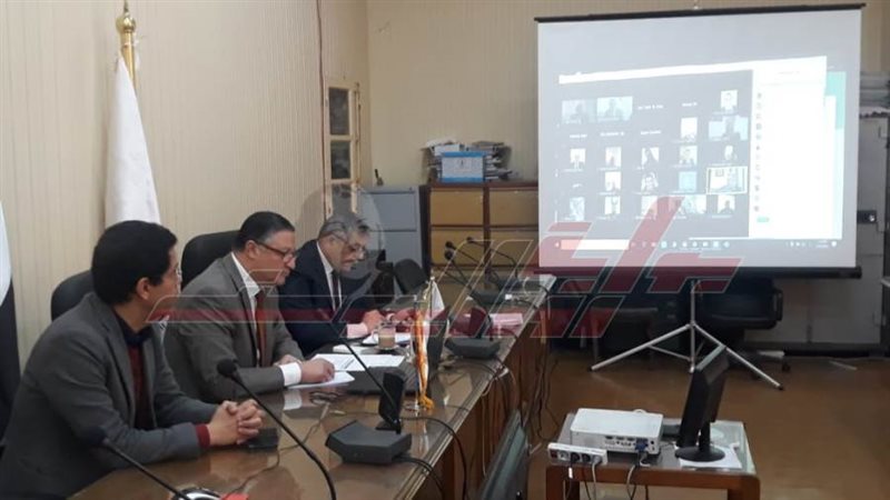 رئيس جامعة بنها أثناء