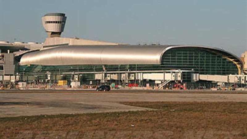 تعليق الرحلات بمطار