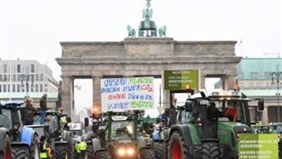 آلاف المزارعين الألمان على جراراتهم يتظاهرون ضد لوائح بيئية