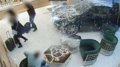 عصابة اقتحمت محل مجوهرات بسيارة