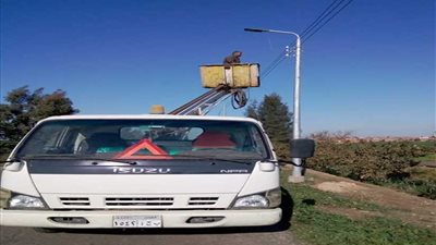 صيانة 457 عمود وكشاف إنارة بالبحيرة